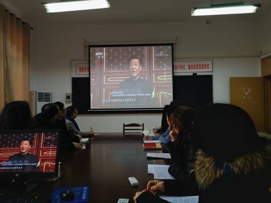 说明: I:\saving\2020年11月至2021年2月\关于组织学习\关于组织观看《为了和平》20201221\51吃瓜
组织全体教职工观看纪录片《为了和平》\51吃瓜
教工第一党支部《为了和平》观看学习开展情况\教工第一党支部组织观看照片集\支部集体观看 1.jpg